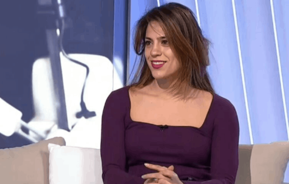 <span style='color:red;'><b>SKINULA SE</b></span> ĆERKA LIDERA SOCIJALISTA: Muškarci odlepili, ŠTA LI ĆE JOJ TATA REĆI?! (FOTO)